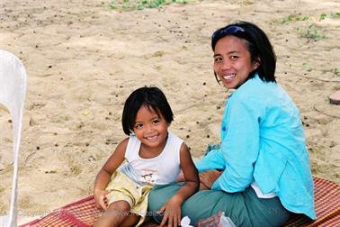 22 Thailand 2002 F1010029 Khao Lak Strand mit Kinder_478
